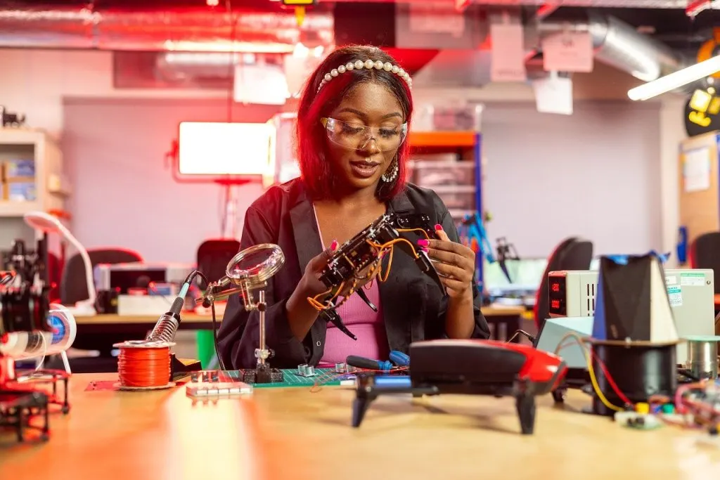 découvrez l'univers de la production high-tech, où innovation et technologie de pointe se rencontrent pour transformer ideas en réalités. explorez les dernières tendances, les méthodes avancées et les équipements modernes qui révolutionnent le secteur de la production.