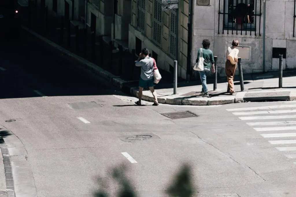 découvrez le smart crosswalk, un passage piéton innovant qui utilise la technologie pour améliorer la sécurité des piétons. grâce à des capteurs intelligents et à un éclairage dynamique, ce système offre une traversée plus sûre et fluide, tout en réduisant les risques d'accidents.