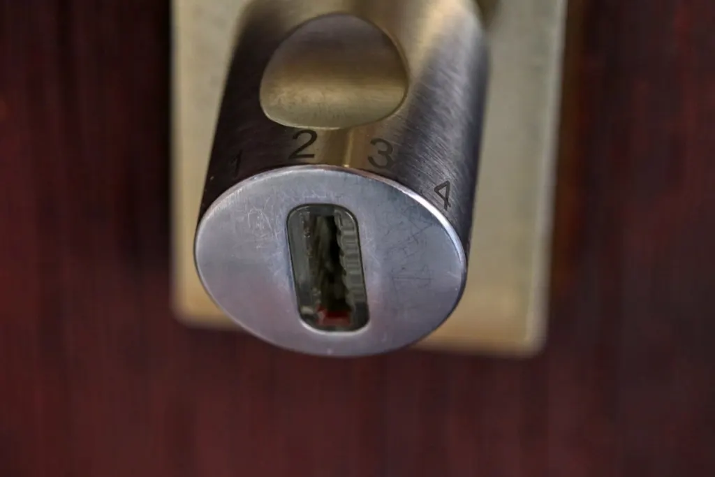découvrez comment prévenir les cambriolages et protéger votre domicile. apprenez à sécuriser votre maison avec des conseils pratiques, des systèmes d'alarme efficaces et des astuces pour dissuader les cambrioleurs.