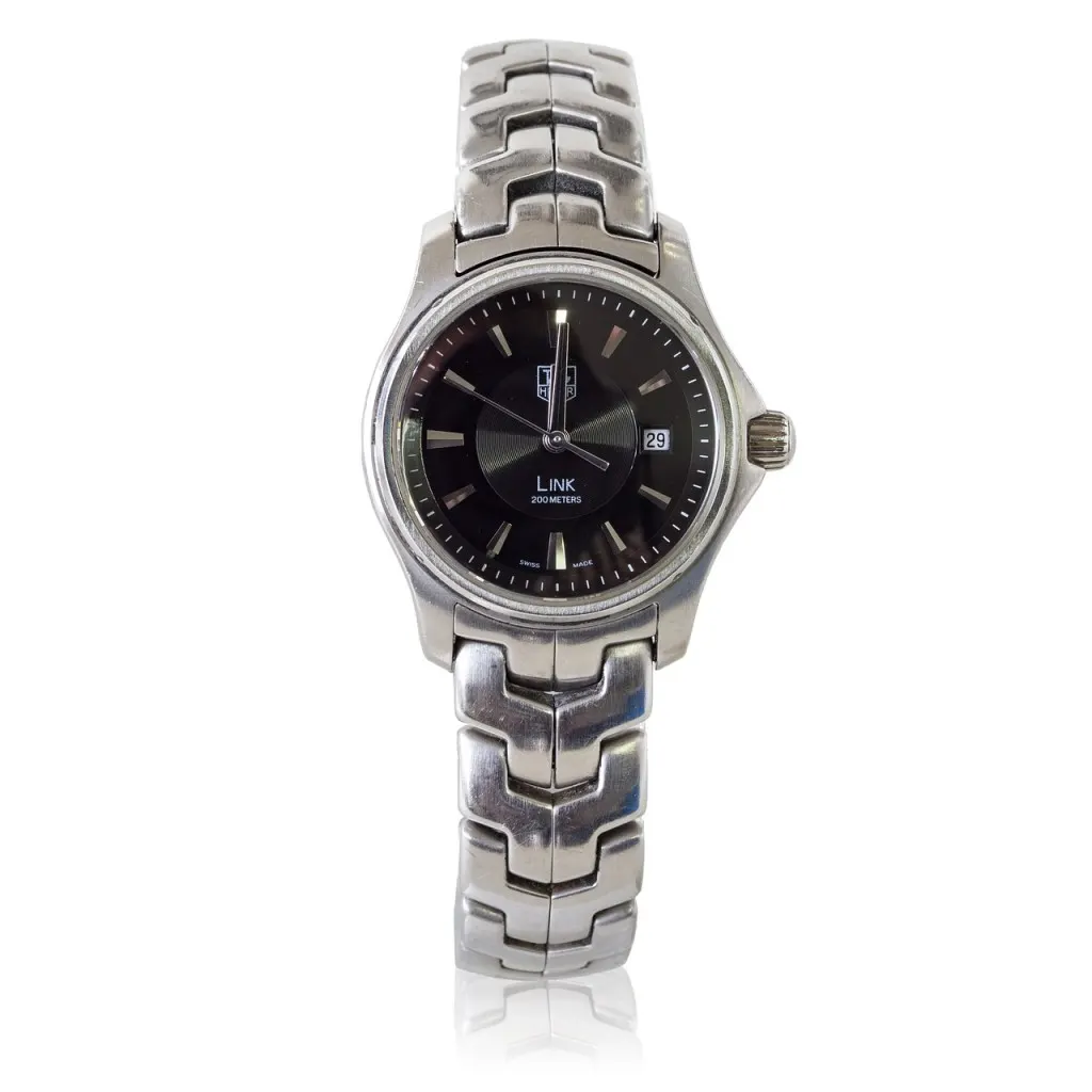 découvrez l'univers de tag heuer, la marque suisse emblématique de montres de luxe alliant précision, innovation et élégance. explorez nos collections de montres sportives et élégantes, conçues pour les passionnés de performance et de style.