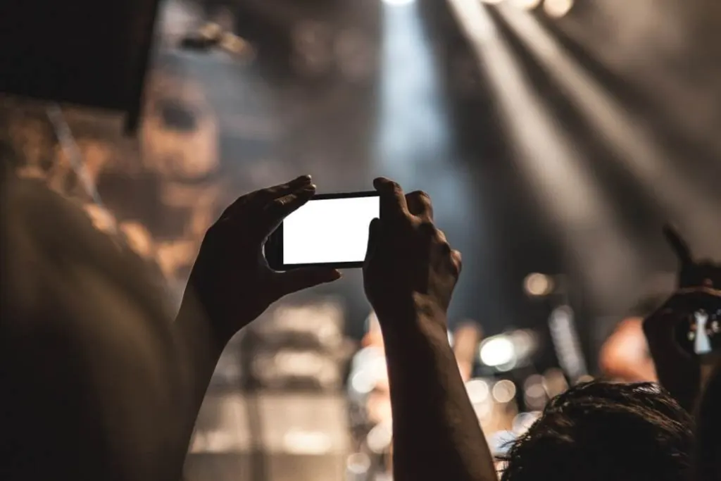 découvrez les écrans holographiques, une technologie révolutionnaire qui transforme la manière dont nous interagissons avec le digital. explorez des images en 3d captivantes qui semblent flotter dans l'air, offrant une expérience immersive sans précédent. idéal pour les professionnels et les passionnés de nouvelles technologies.