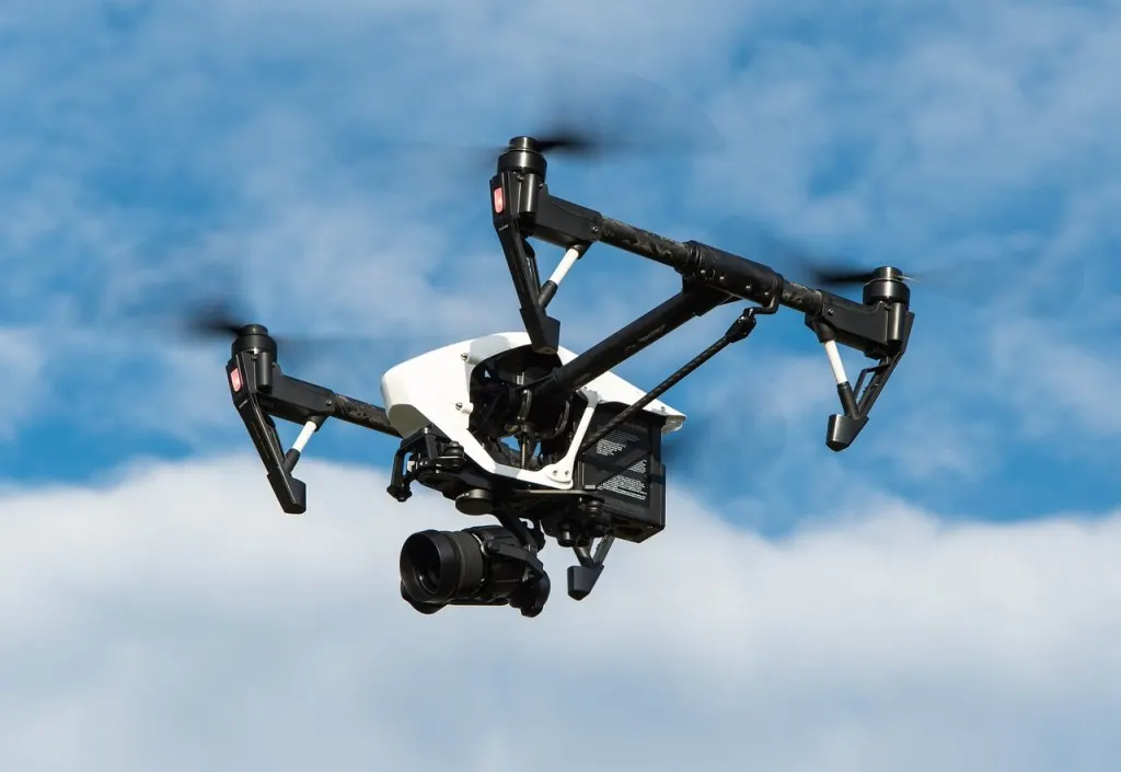 découvrez comment les drones révolutionnent les opérations de sauvetage en apportant une aide rapide et efficace en situation d'urgence. apprenez-en davantage sur les technologies de drone utilisées pour sauver des vies et améliorer la sécurité lors de missions de secours.