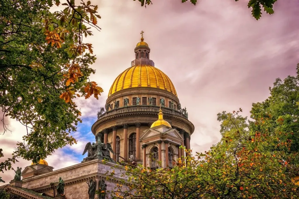 découvrez l'élégance et la splendeur de la 'golden dome', un symbole d'architecture emblématique mêlant histoire et modernité. explorez ses détails dorés, son ambiance captivante et son importance culturelle.