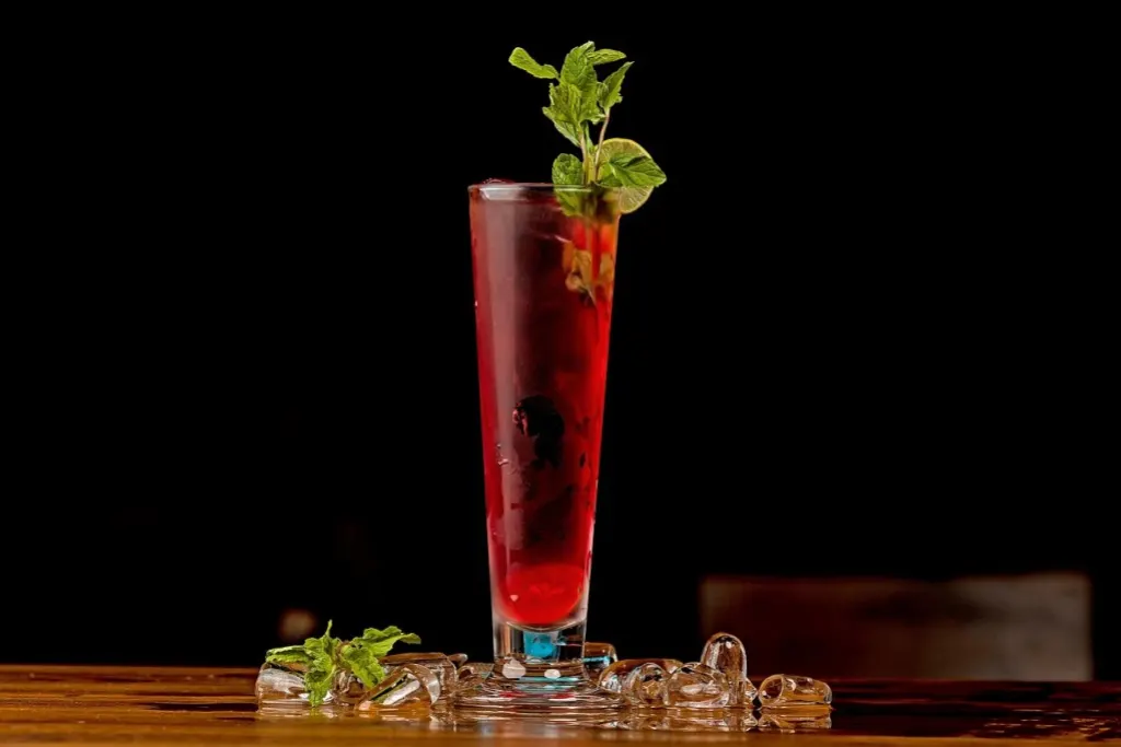 découvrez l'art de la mixologie, la science derrière la création de cocktails raffinés. explorez des recettes innovantes, des techniques de préparation et les secrets des meilleurs bartenders. que vous soyez amateur ou expert, plongez dans l'univers fascinant des boissons mélangées.