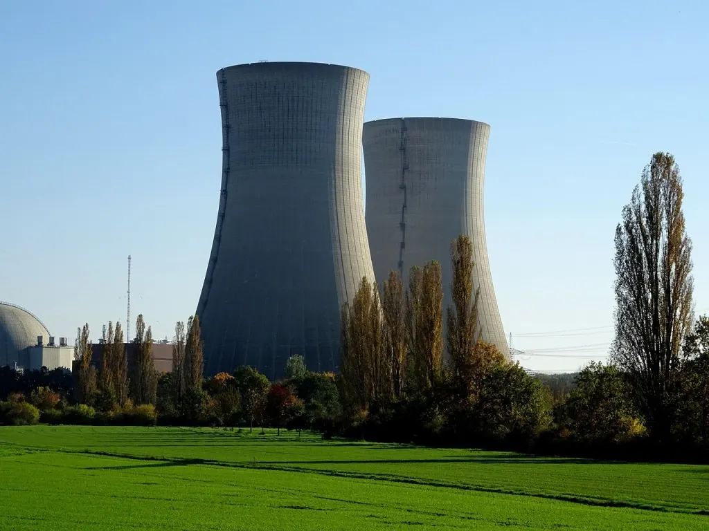 découvrez le fonctionnement des réacteurs nucléaires, leur utilisation dans la production d'énergie, ainsi que les enjeux de sécurité et d'innovation technologique associés à cette source d'énergie puissante.