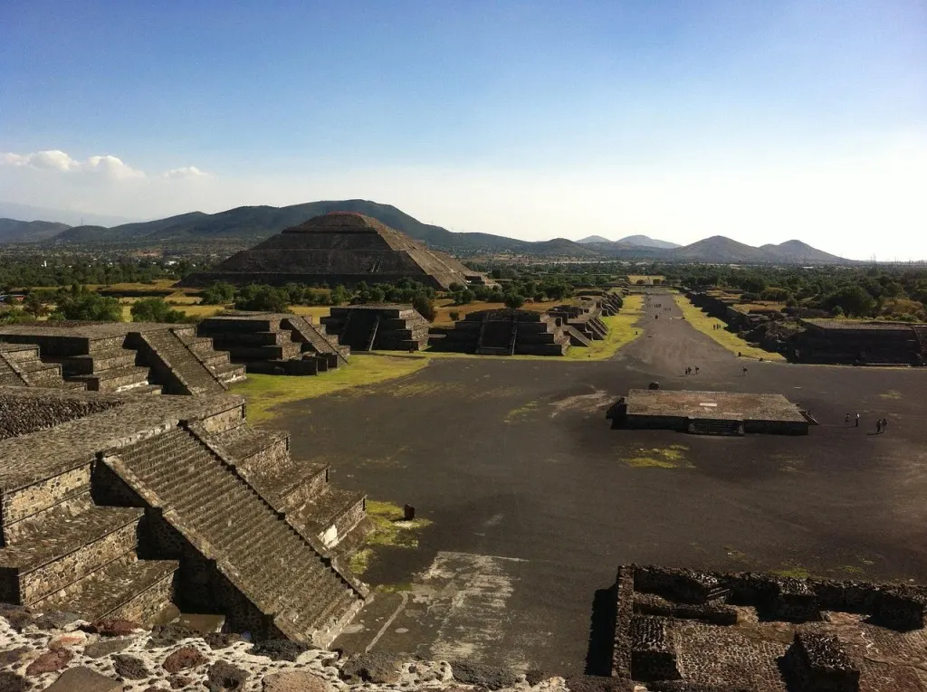 découvrez les mystères et l'histoire fascinante des pyramides, ces monuments emblématiques de l'égypte ancienne. explorez leur construction, leur signification spirituelle et leur rôle dans la culture pharaonique.