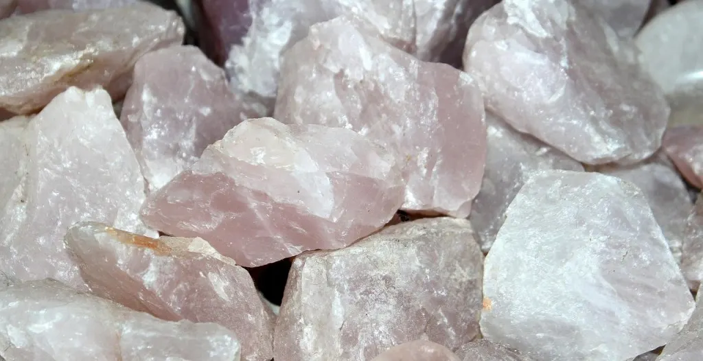 découvrez le quartz, une pierre précieuse aux multiples facettes, utilisée en bijouterie et reconnue pour ses propriétés énergétiques. apprenez-en plus sur ses variétés, ses bienfaits et son importance dans le monde de la lithothérapie.