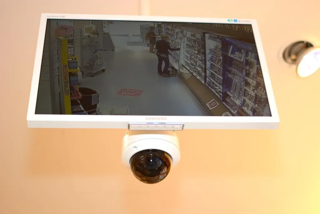 découvrez les enjeux et les solutions de la surveillance, une pratique essentielle pour garantir la sécurité et la protection des individus et des biens. explorez les technologies modernes et les débats éthiques qui l'entourent.