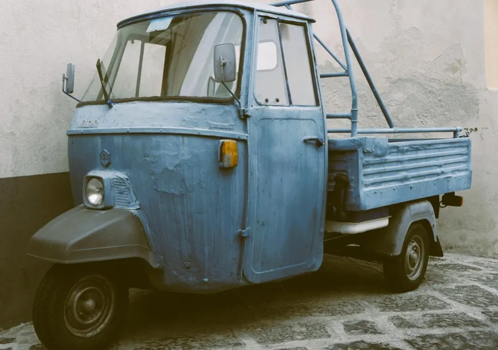 découvrez l'iconique classic mini, un véhicule emblématique alliant design rétro et performance moderne. plongez dans l'histoire et le charme de cette petite voiture qui a conquis le cœur des passionnés d'automobile à travers le monde.