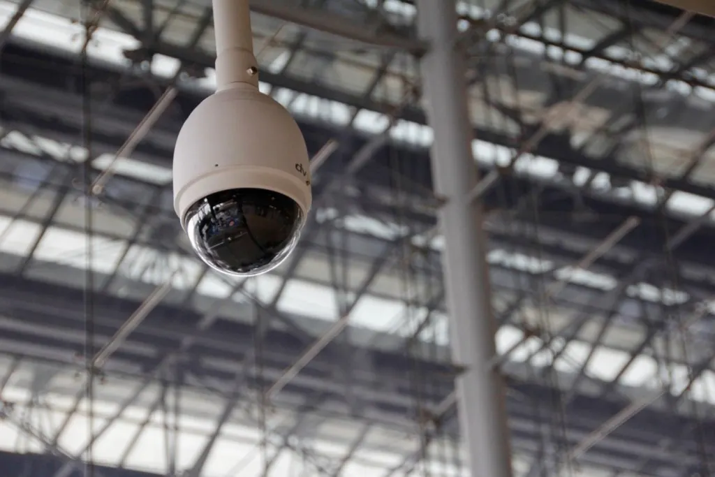 découvrez tout sur la surveillance : définitions, types, enjeux, nouvelles technologies et conseils pour garantir sécurité et confidentialité dans la vie quotidienne et professionnelle.
