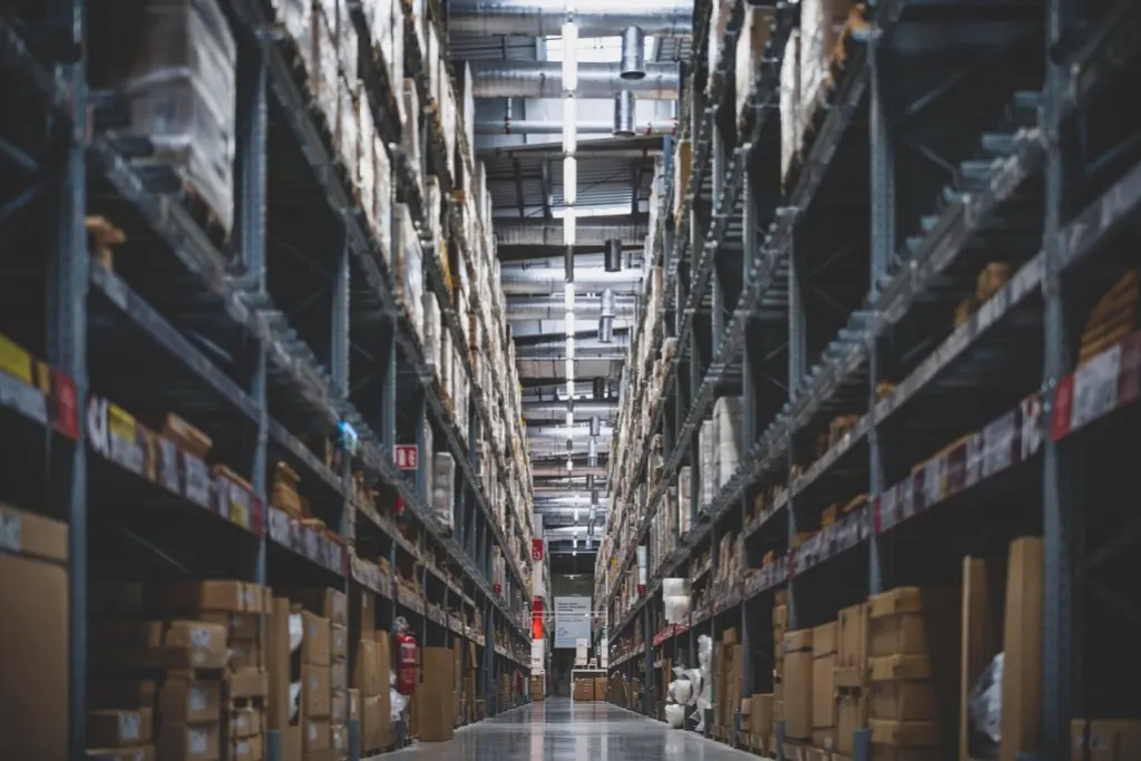 découvrez comment la distribution joue un rôle essentiel dans la chaîne logistique, en facilitant la circulation des produits des fabricants aux consommateurs. nos conseils et analyses vous aident à optimiser vos opérations de distribution.