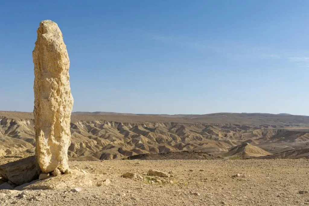 découvrez le désert du néguev, une région fascinante du sud d’israël réputée pour ses paysages uniques, ses sites historiques et ses activités de plein air inoubliables. partez à l’aventure entre dunes, cratères et oasis !