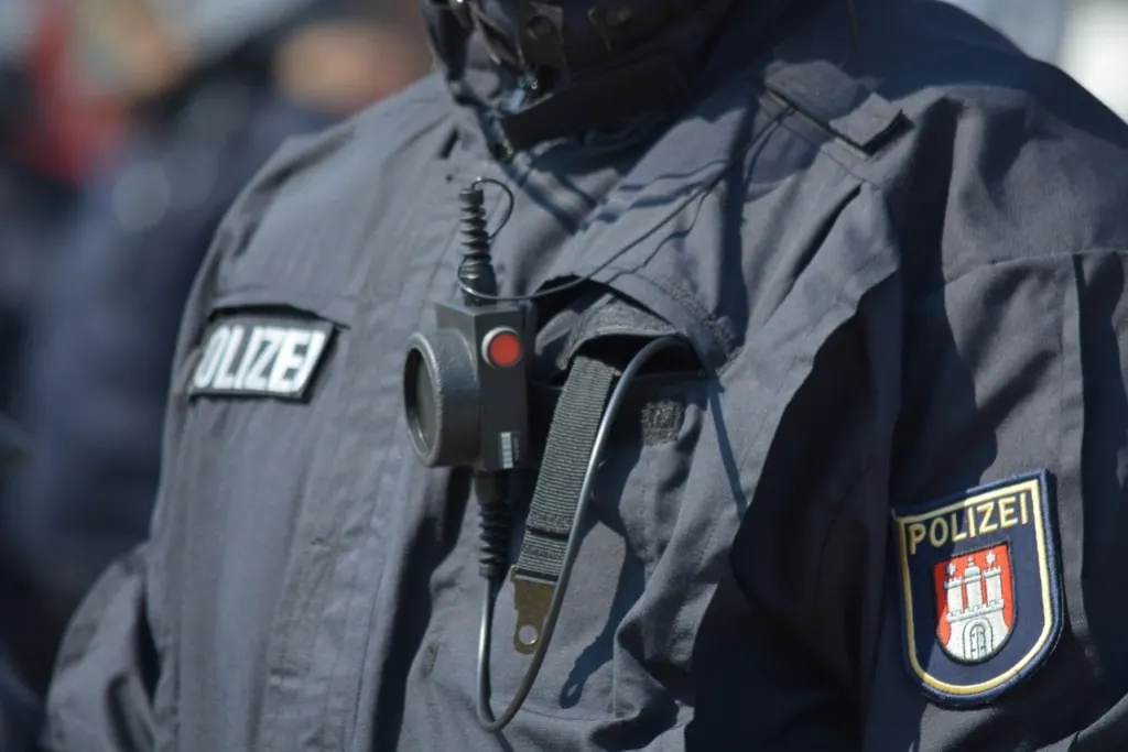 découvrez les bodycams, des caméras portables conçues pour capturer des vidéos en temps réel, utilisées principalement par les forces de l'ordre pour assurer transparence et sécurité.
