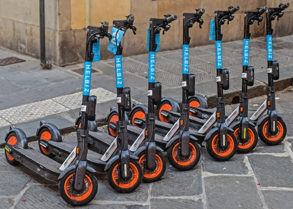 découvrez notre maxi-scooter électrique alliant puissance, autonomie et confort pour des trajets urbains et longue distance sans émissions polluantes.