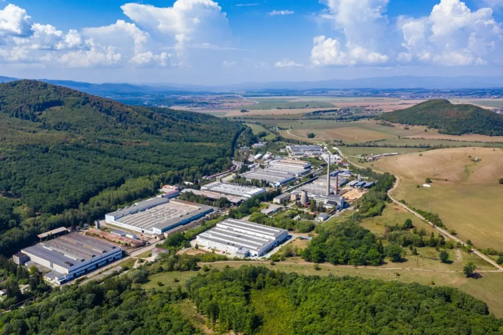 découvrez des parcs industriels japonais innovants appartenant à des milliardaires, alliant technologie avancée et excellence industrielle pour stimuler la croissance économique.