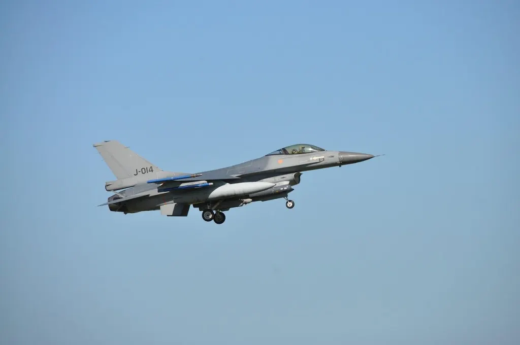 découvrez la date et les raisons de la retraite du célèbre avion de chasse f-16, ainsi que l'impact sur les forces aériennes et les technologies à venir.