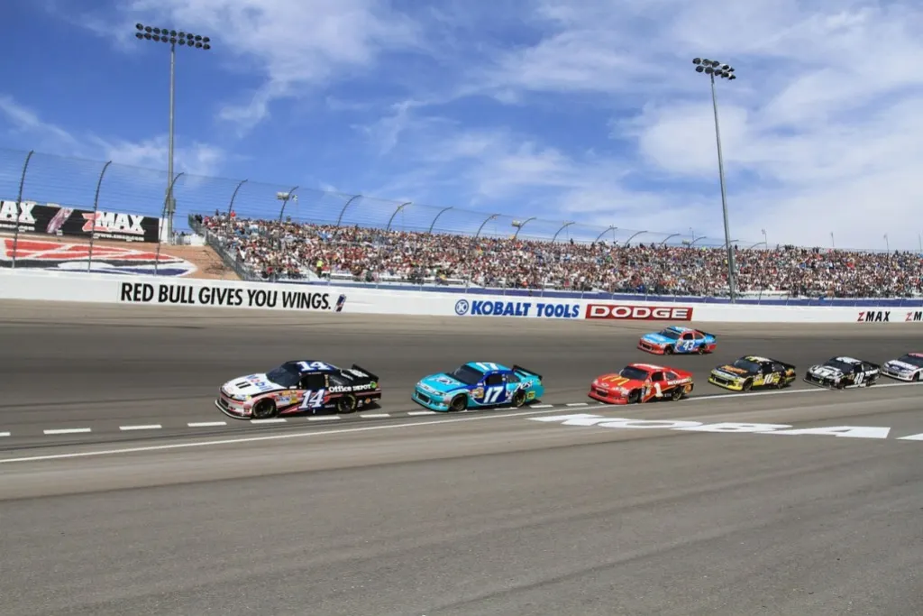 centre de formation nascar : améliorez vos compétences de pilotage avec des formations professionnelles et des simulateurs de course de pointe.